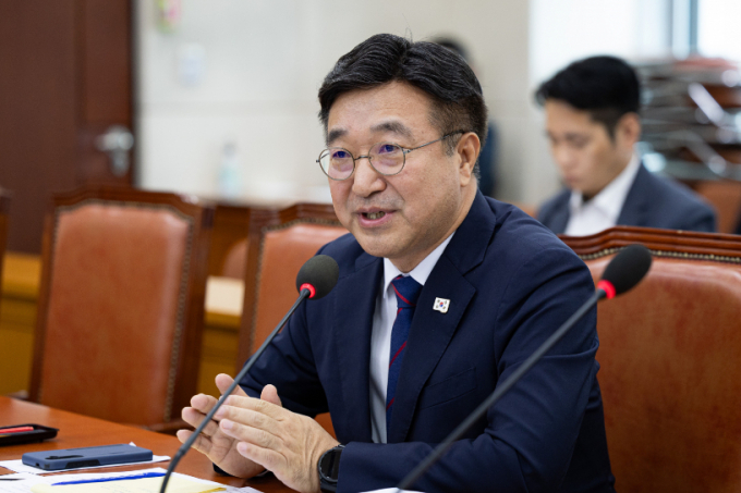 윤호중 행정안전부 장관 후보자가 18일 서울 여의도 국회 행정안전위원회에서 열린 인사청문회에서 의원 질의에 답하고 있다./사진=뉴스1 유승관 기자