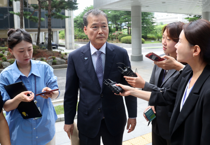 내란 특검팀이 12·3 비상계엄 전 국무회의에 참석한 김영호 통일부 장관을 참고인 신분으로 소환했다. 사진은 20일 서울 서초구 서울고법에 마련된 내란 특검 사무실에 출석 중인 김영호 통일부 장관의 모습. /사진=뉴시스