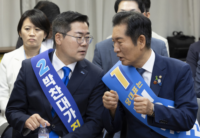 박찬대(왼쪽) 더불어민주당 당대표 후보자와 정청래 더불어민주당 당대표 후보자가 19일 서울 여의도 더불어민주당 중앙당사에서 열린 더불어민주당 당대표 및 최고위원 선출을 위한 충청권 합동연설회에 참석해 서로 이야기를 나누고 있다./사진=뉴시스