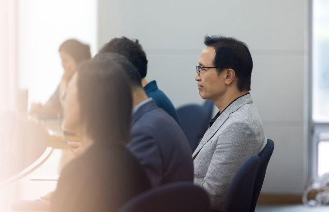 임태희 경기도교육감(오른쪽)이 7월 19일 성균관대학교 자연과학캠퍼스에서 열린 '2025 초등 학습으로의 평가 콘퍼런스'에서 질의응답을 하고 있다. /사진제공=경기도교육청