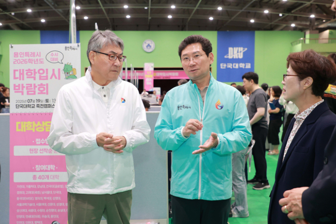 19일 단국대학교에서 열린 '2026학년도 수시대비 대학입시박람회'에서 이상일 용인특례시장이 현장을 둘러보고 시민들과 소통했다. /사진제공=용인특례시