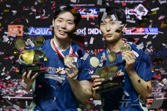 서승재(왼쪽)와 김원호도 남자복식 정상에 올랐다. 올 시즌 4번째 국제대회 우승이다. ⓒ AFP=뉴스1 ⓒ News1 김성진 기자