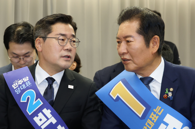 정청래 더불어민주당 대표 후보가 충남권에 이어 영남권 권리당원 투표에서도 박찬대 후보를 상대로 승리했다. 사진은 20일 서울 여의도 중앙당사에서 열린 당대표 및 최고위원 선출을 위한 영남권 합동연설회에 참석한 박찬대 의원(왼쪽)와 정청래 의원의 모습. /사진=뉴스1