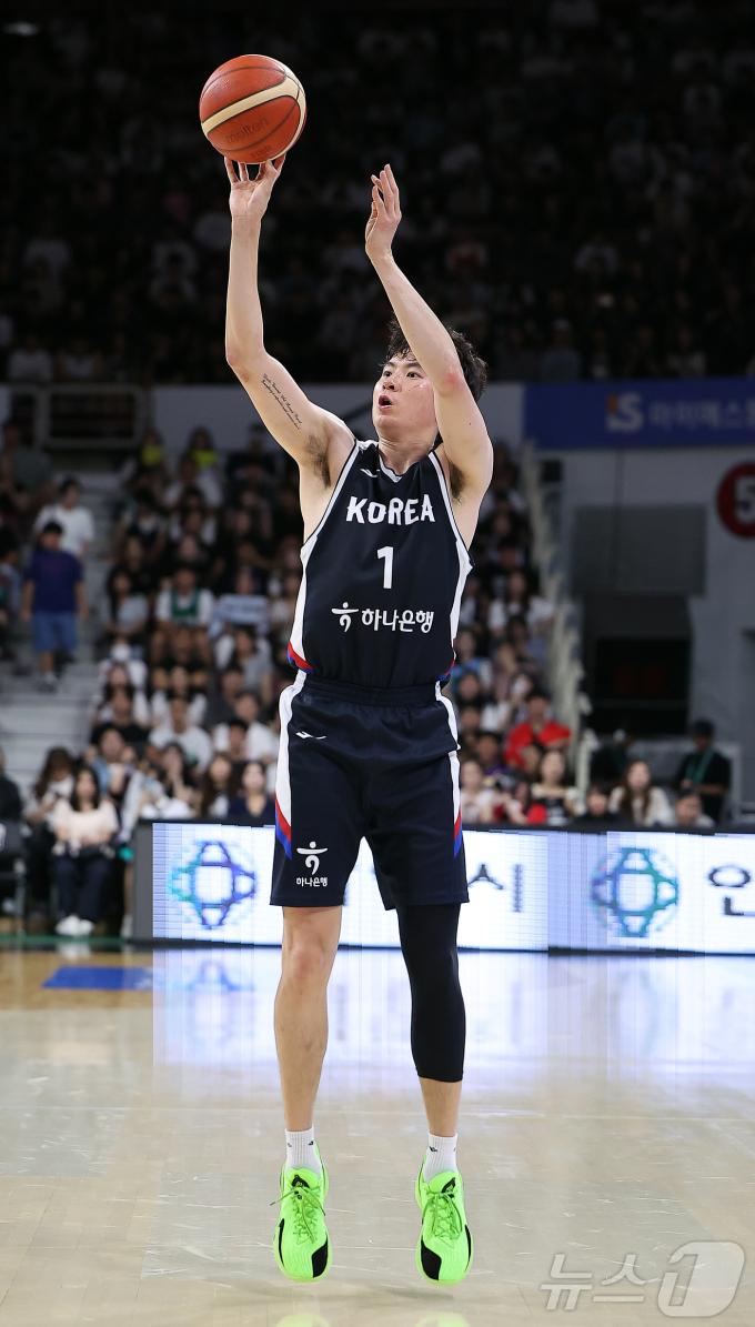 13일 오후 경기도 안양 정관장 체육관에서 열린 하나은행 초청 2025 남자농구 국가대표 평가전 대한민국과 일본의 경기, 대한민국 이현중이 2쿼터 3점슛을 던지고 있다. 2025.7.13/뉴스1 ⓒ News1 김진환 기자