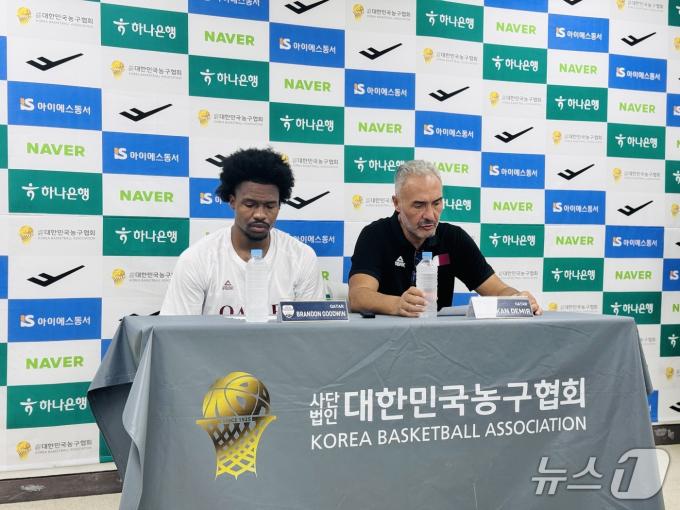 카타르 농구대표팀 하칸 데미르(오른쪽) 감독과 브랜든 굿윈.2025.7.20/뉴스1 서장원기자