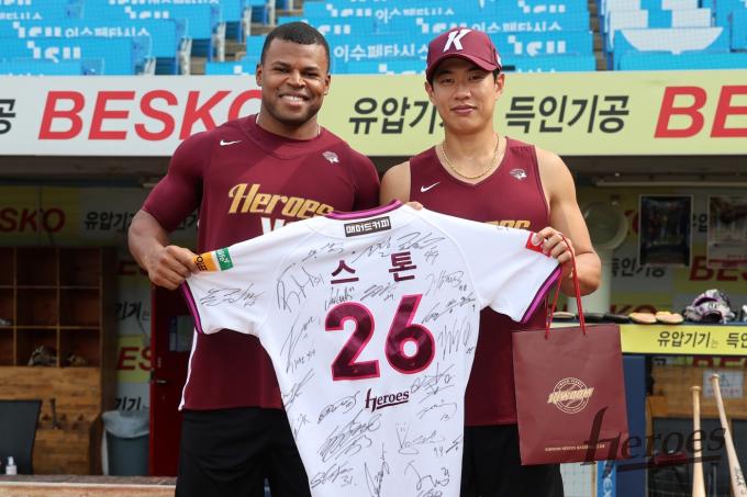 키움 히어로즈가 일시 대체 외국인 타자 스톤 개럿(왼쪽)과 결별했다. (키움 히어로즈 제공)