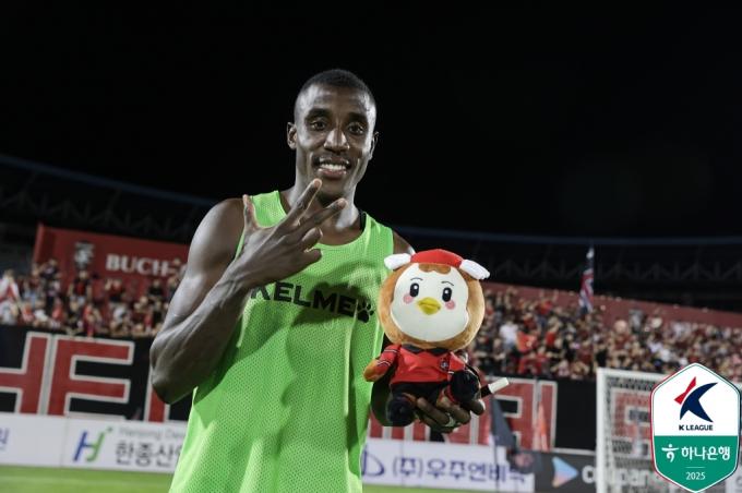 부천FC 외국인 선수 몬타뇨가 20일 열린 하나은행 K리그2 2025 21라운드 충남아산과 홈 경기에서 해트트릭을 기록, 팀의 5-3 승리를 이끌었다. (한국프로축구연맹 제공)