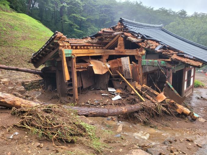 폭우에 의한 산사태로 보물 '산청 율곡사 대웅전' 주변 건물이 무너진 모습(국가유산청 제공)
