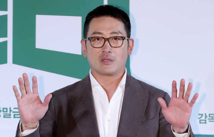 배우 하정우가 선을 넘은 듯한 SNS 소통 방식으로 구설에 올랐다.사진은 지난 3월 서울 광진구 롯데시네마 건대입구에서 진행된 영화 '로비' 제작보고회에 참석한 배우 하정우. /사진=스타뉴스