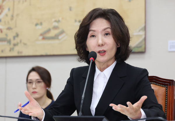 이재명 대통령이 논문 표절 및 자녀 조기 유학 의혹에 휩싸인 이진숙 교육부 장관 후보자의 지명을 철회했다. 사진은 이진숙 사회부총리 겸 교육부 장관 후보자가 인사청문회에서 의원 질의에 답하는 모습. /사진=뉴시스