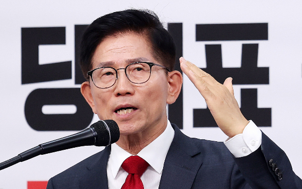 국민의힘 당 대표를 선출하는 전당대회 출마를 공식 선언한 김문수 전 고용노동부 장관이 일각에서 논란이 일고 있는 한국사 강사 출신 전한길씨의 입당에 대해 언급했다. 사진은 김문수 전 고용노동부 장관이 기자회견에서 국민의힘 당 대표 출마를 선언하는 모습. /사진=뉴스1