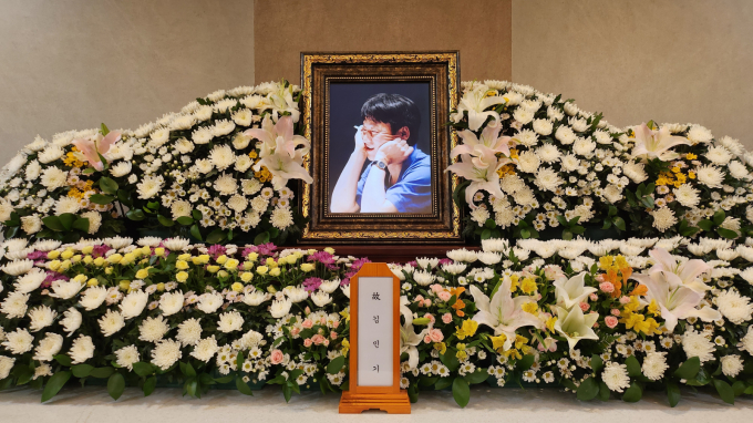 양희은 히트곡 '아침이슬' 작곡가이자 가수, 공연연출가이기도 했던 고 김민기가 떠난 지 1년이 흘렀다. 사진은 지난해 7월 서울 종로구 서울대학교병원 장례식장에 마련된 가수 고 김민기 빈소. /사진=뉴스1