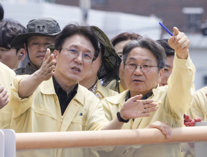 강기정 광주광역시장이20일 오전 김민석 국무총리와 폭우 침수 피해 지역인 북구 신안교 일대를 돌며 피해 현장을 살펴보고 있다./사진=광주시