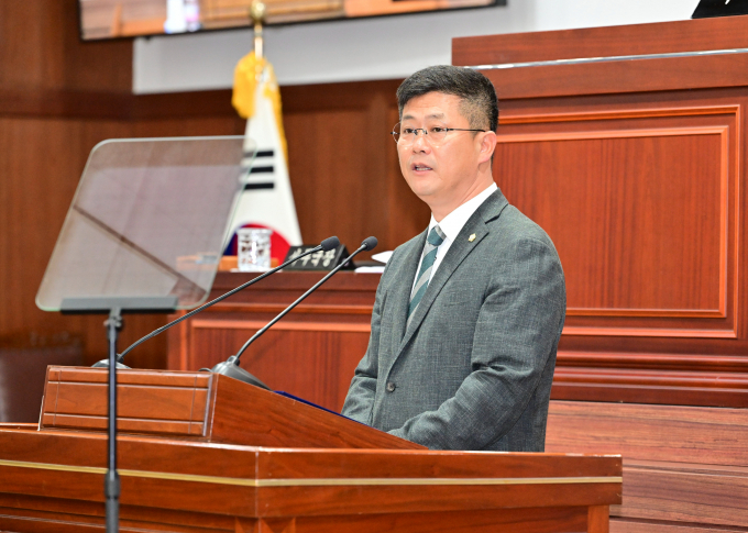 김천시의회 배형태 의원이 제253회 김천시의회 임시회 본회의에서 정책연구용역이 형식 적으로 이뤄진다며 제도 개선을 촉구하고 있다/사진제공=김천시의회