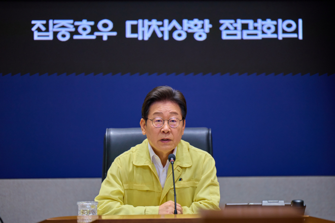 취임후 상승한 이재명 대통령 국정 지지율이 처음으로 하락했다.사진은 지난 18일 이재명 대통령이 서울 종로구 정부서울청사 중앙재난안전상황실 서울상황센터에서 열린 집중호우 대처상황 점검회의에서 발언하고 있는 모습. /사진=뉴스1(대통령실 제공)