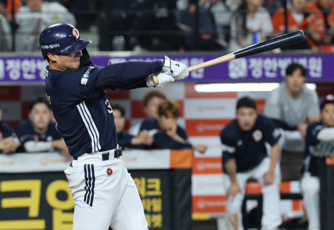 대기록 달성을 눈 앞에 둔 한화 이글스가 지난 5월13일 13연승을 저지했던 두산 베어스와 맞대결을 펼친다. 사진은 지난 5월13일 대전 한화생명볼파크에서 열린 한화와의 경기 연장 11회초 결승타를 치는 두산 임종성의 모습. /사진=뉴스1