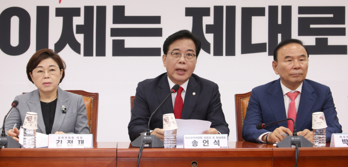  송언석 국민의힘 비상대책위원장이 이재명 대통령의 강선우 여성가족부 장관 후보자 임명 강행 선언은 국민 상식과 맞서 싸우겠다것으로 읽힌다고 밝혔다. 송언석 국민의힘 비상대책위원장 겸 원내대표(가운데)가 21일 서울 여의도 국회에서 열린 당 비상대책위원회의에서 발언하고 있다. /사진=뉴시스