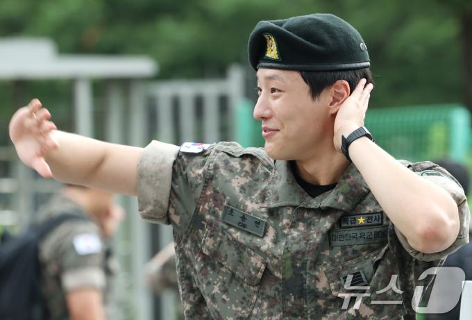 가수 우즈(WOODZ, 본명 조승연)가 21일 오전 서울 노원구 육군사관학교에서 전역식을 마친 뒤 전역인사를 하고 있다. ⓒ News1 권현진 기자
