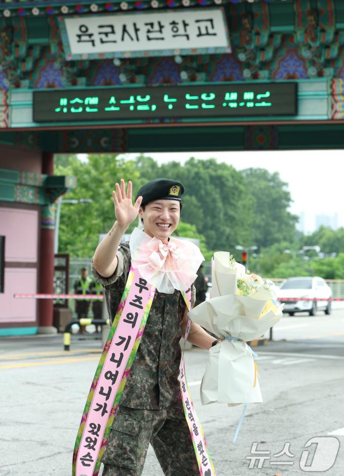 가수 우즈(WOODZ, 본명 조승연)가 21일 오전 서울 노원구 육군사관학교에서 전역식을 마친 뒤 전역인사를 하고 있다. ⓒ News1 권현진 기자