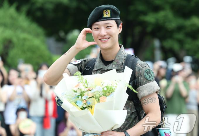 가수 우즈(WOODZ, 본명 조승연)가 21일 오전 서울 노원구 육군사관학교에서 전역식을 마친 뒤 하트로 전역인사를 전하고 있다. ⓒ News1 권현진 기자