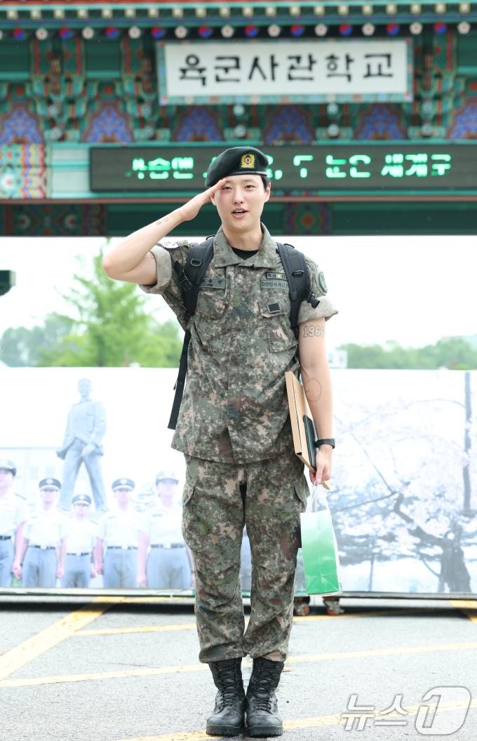 가수 우즈(WOODZ, 본명 조승연)가 21일 오전 서울 노원구 육군사관학교에서 전역식을 마친 뒤 싹씩한 전역인사를 하고 있다. ⓒ News1 권현진 기자