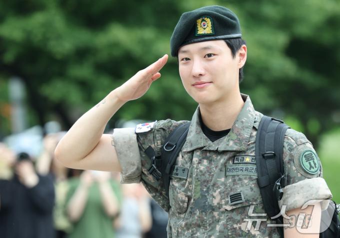 가수 우즈(WOODZ, 본명 조승연)가 21일 오전 서울 노원구 육군사관학교에서 전역식을 마친 뒤 경례로 인사를 전하고 있다. ⓒ News1 권현진 기자