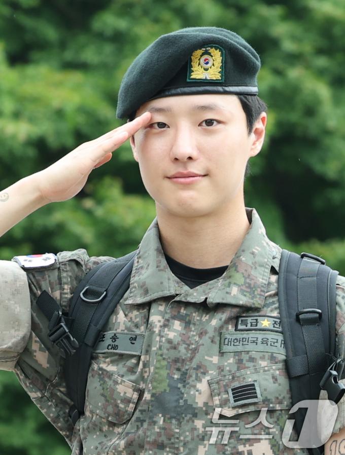 가수 우즈(WOODZ, 본명 조승연)가 21일 오전 서울 노원구 육군사관학교에서 전역식을 마친 뒤 전역인사를 하고 있다. ⓒ News1 권현진 기자