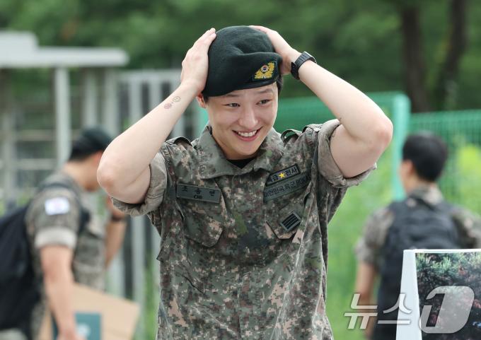 가수 우즈(WOODZ, 본명 조승연)가 21일 오전 서울 노원구 육군사관학교에서 전우들과 인사를 나눈 뒤 차로 이동하고 있다. ⓒ News1 권현진 기자