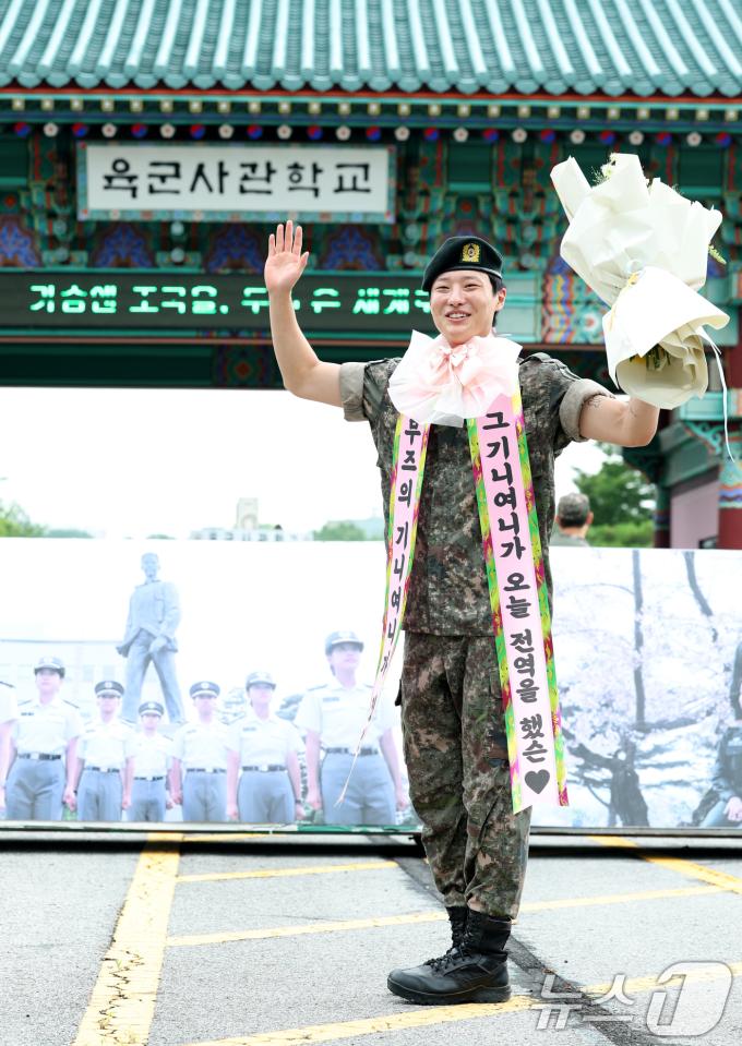 가수 우즈(WOODZ, 본명 조승연)가 21일 오전 서울 노원구 육군사관학교에서 전역식을 마친 뒤 전역인사를 하고 있다. ⓒ News1 권현진 기자