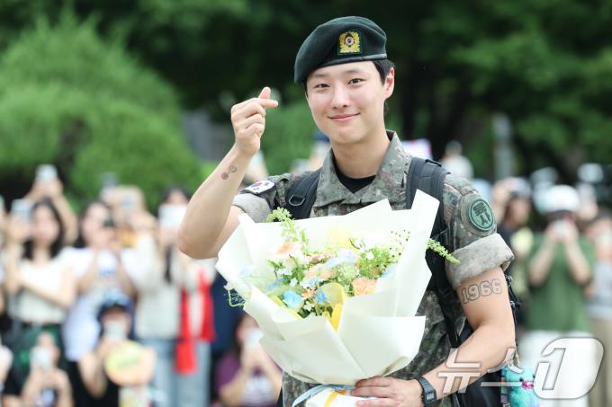 가수 우즈(WOODZ, 본명 조승연)가 21일 오전 서울 노원구 육군사관학교에서 전역식을 마친 뒤 하트로 인사를 전하고 있다. ⓒ News1 권현진 기자