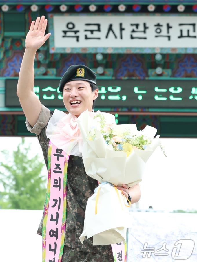 가수 우즈(WOODZ, 본명 조승연)가 21일 오전 서울 노원구 육군사관학교에서 전역식을 마친 뒤 전역인사를 하고 있다. ⓒ News1 권현진 기자