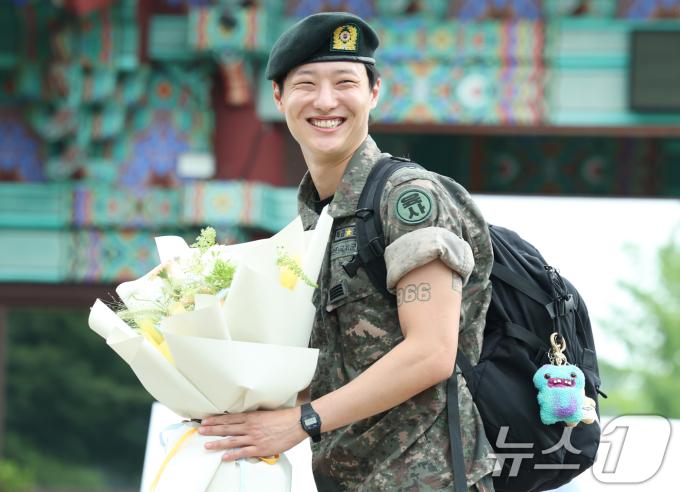 가수 우즈(WOODZ, 본명 조승연)가 21일 오전 서울 노원구 육군사관학교에서 전역식을 마친 뒤 환한 미소를 짓고 있다. ⓒ News1 권현진 기자