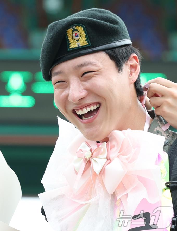가수 우즈(WOODZ, 본명 조승연)가 21일 오전 서울 노원구 육군사관학교에서 전역식을 마친 뒤 환한 미소를 짓고 있다. ⓒ News1 권현진 기자