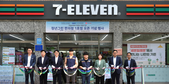  지난해 개소한 경기 남부 1호점 '청년 그린 편의점' 안양석수점 개소식. /사진제공=경기도