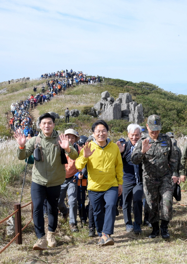 강기정 광주광역시장이 지난 2023년 9월23일 오전 무등산 서석대 일원에서 열린 '무등산 정상 상시개방 개통식'에 참석해 시민들과 인왕봉으로 오르고 있다./사진=광주시