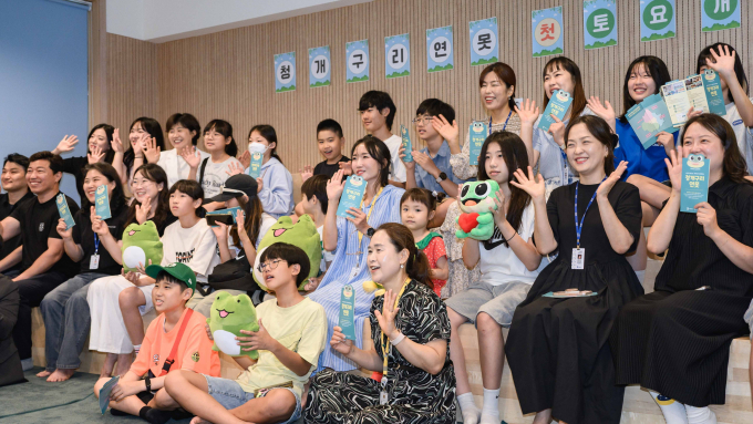 지난 19일  문을 연 효원초등학교 청개구리 연못 참석자들이 프로그램에 참여 즐거운 시간을 보내는 모습.  /사진제공=수원시 