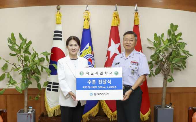 동아오츠카는 육군사관학교 하계 군사훈련에 포카리스웨트 4200개를 전달했다. 왼쪽부터 이진숙 동아오츠카 마케팅본부 전무와 소형기 육군사관학교 교장. /사진=동아오츠카