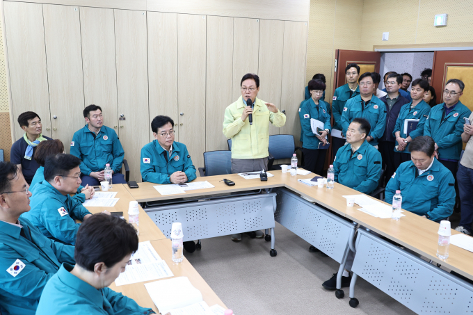 지난 20일 산청읍사무소 호우피해통합지원본부에서 박완수 경남도지사(사진 안측 왼쪽으로 네번쨰), 송언석 국민의힘 원내대표(사진 안측 왼쪽에서 세번쨰) 등이 피해대책 논의를 하고 있는 모습./사진=경남도