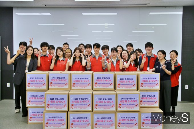 광주신세계는 최근 소외계층을 위한 '사랑의 S-BOX' 포장봉사에 참여한 대학생들과 기념촬영을 하고 있다/사진=광주신세계 제공.