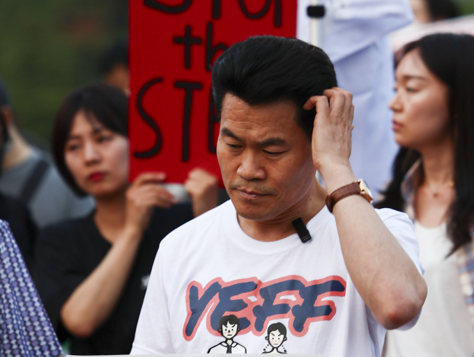 송언석 국민의힘 비대위원장이 전한길씨에 대한 조사를 서울시당에 지시했다.사진은 지난 5월30일 한국사 강사 전한길씨가 경기 과천시 중앙선거관리위원회 청사 앞에서 공정선거 보장을 촉구하는 보수단체 집회에 참가하고 있는 모습. /사진=뉴시스
