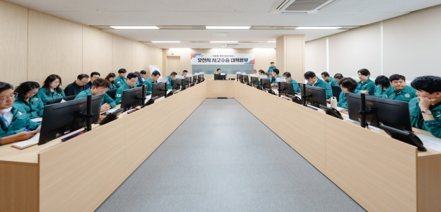 이권재 오산시장이 21일 오전 9시부터 서부우회도로 가장교차로 옹벽 붕괴 사고의 신속한 수습을 위해 사고수습대책본부를 가동하고 대책회의를 주재하고 있다. /사진제공=오산시