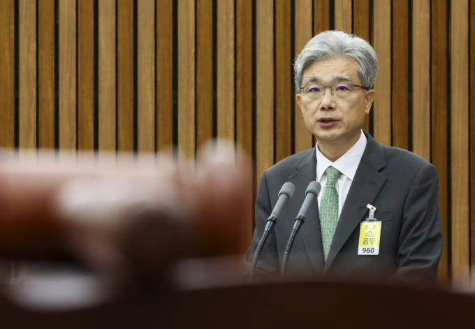 김상환 헌법재판소장 후보자가 21일 국회에서 열린 인사청문회에서 오직 헌법과 법률에 따라 재판이 이뤄지고 있음을 누구나 납득할 수 있도록 하겠다"고 전했다. 김상환 헌법재판소장 후보자가 21일 서울 여의도 국회에서 열린 인사청문특별위원회에서 인사말을 하고 있다. /사진=뉴시스