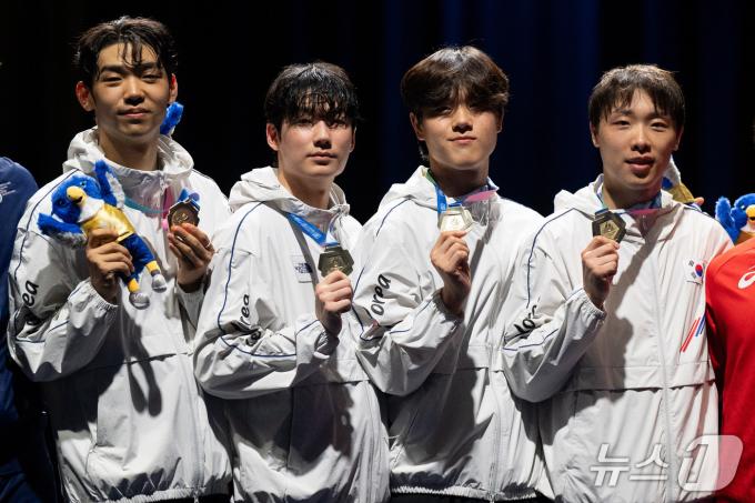 펜싱 남자 사브르 대표팀이 하계 유니버시아드 대회 단체전 금메달을 수확했다. 왼쪽부터 황희근, 임재윤, 박정호, 박상원. (대한펜싱협회 제공)