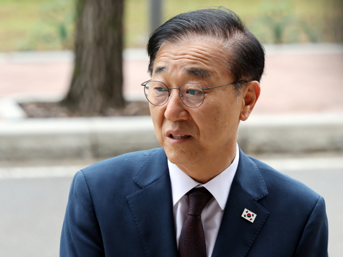 과거 타인의 분양권 전매 이력을 비판했던 김윤덕 국토교통부 장관 후보자가 전북 도의원 시절 아파트 분양권을 전매한 사실이 드러나 논란이 일고 있다. 사진은 김 후보자가 지난 15일 정부과천청사로 출근하며 소감을 밝히는 모습. /사진=뉴스1