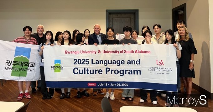 광주대학교 재학생들이 미국 알라바마주에 위치한 사우스앨라바마대학교에서 글로벌 어학연수에 앞서 관계자들과 기념사진을 촬영하고 있다. /사진=광주대학교 제공.
