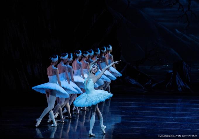 '백조의 호수' 1막에서 홍향기ⓒUniversal Ballet_Photo by Lyeowon Kim(유니버설발레단 제공)