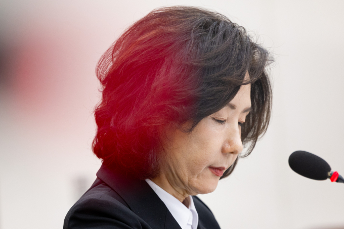 이진숙 전 부총리 겸 교육부 장관 후보자가 이재명 대통령의 지명 철회와 관련, 인사권자의 의견을 겸허하게 받아들이며 정부의 성공을 기원한다고 밝혔다.사진은 지난 16일 서울 여의도 국회 교육위원회에서 열린 인사청문회에서 의원 질의를 들으며 고개 숙인 이진숙 전 사회부총리 겸 교육부 장관 후보자. /사진=뉴스1