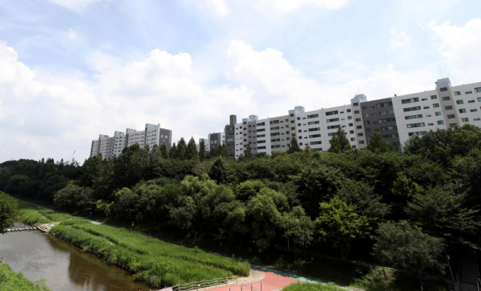 삼성물산과 대우건설이 개포우성7차 재건축 조합원들의 표심 잡기 위한 경쟁에 돌입했다. 사진은 양재천과 개포경남 아파트 모습. /사진=뉴시스