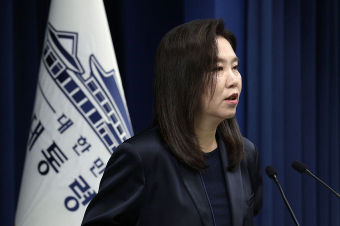대통령실은 21일 세종시에서 집중호우로 40대 남성이 실종된 것과 관련해 지방자치단체 차원의 공직 기강 해이 현상이 발견되면 책임을 묻겠다고 밝혔다. 사진은 이날 서울 용산 대통령실 청사에서 호우 피해 복구 관련 브리핑에 나선 강유정 대변인. /사진=뉴시스