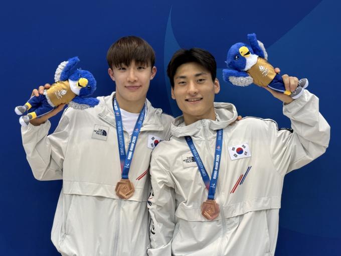 다이빙에서 동메달을 획득한 김영택(오른쪽)과 김지욱(대한수영연맹 제공)